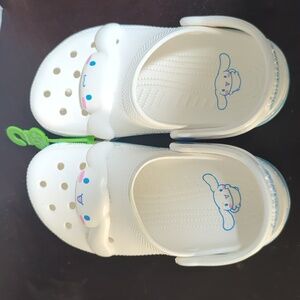 Crocs hello kitty and friends cinnamonroll